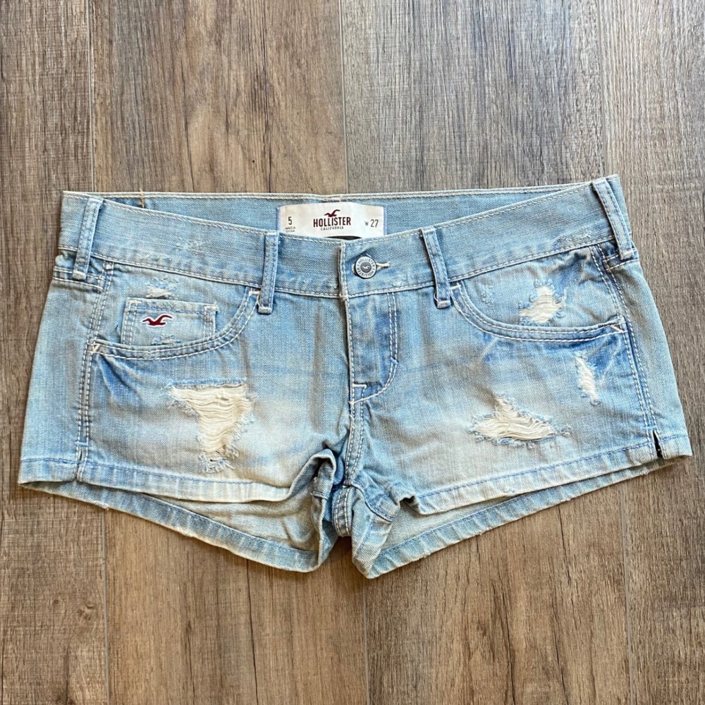 Hollister Low Rise‎ Distressed Denim Shorts Light Wash Size 5, 27 Frayed Hem Y2K
